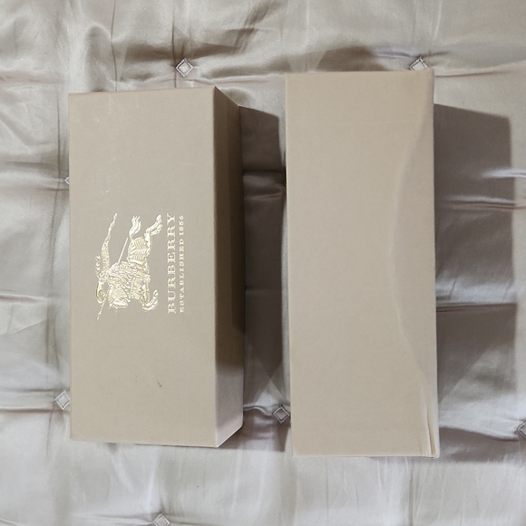 Burberry Sunglasses - Picture 16 of 16